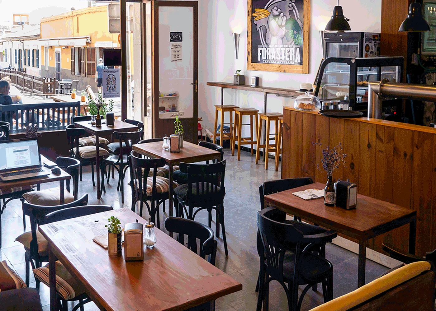 Interior del FORASTERA Craft Beer Taproom en Mallorca con mesas, barra y ambiente acogedor