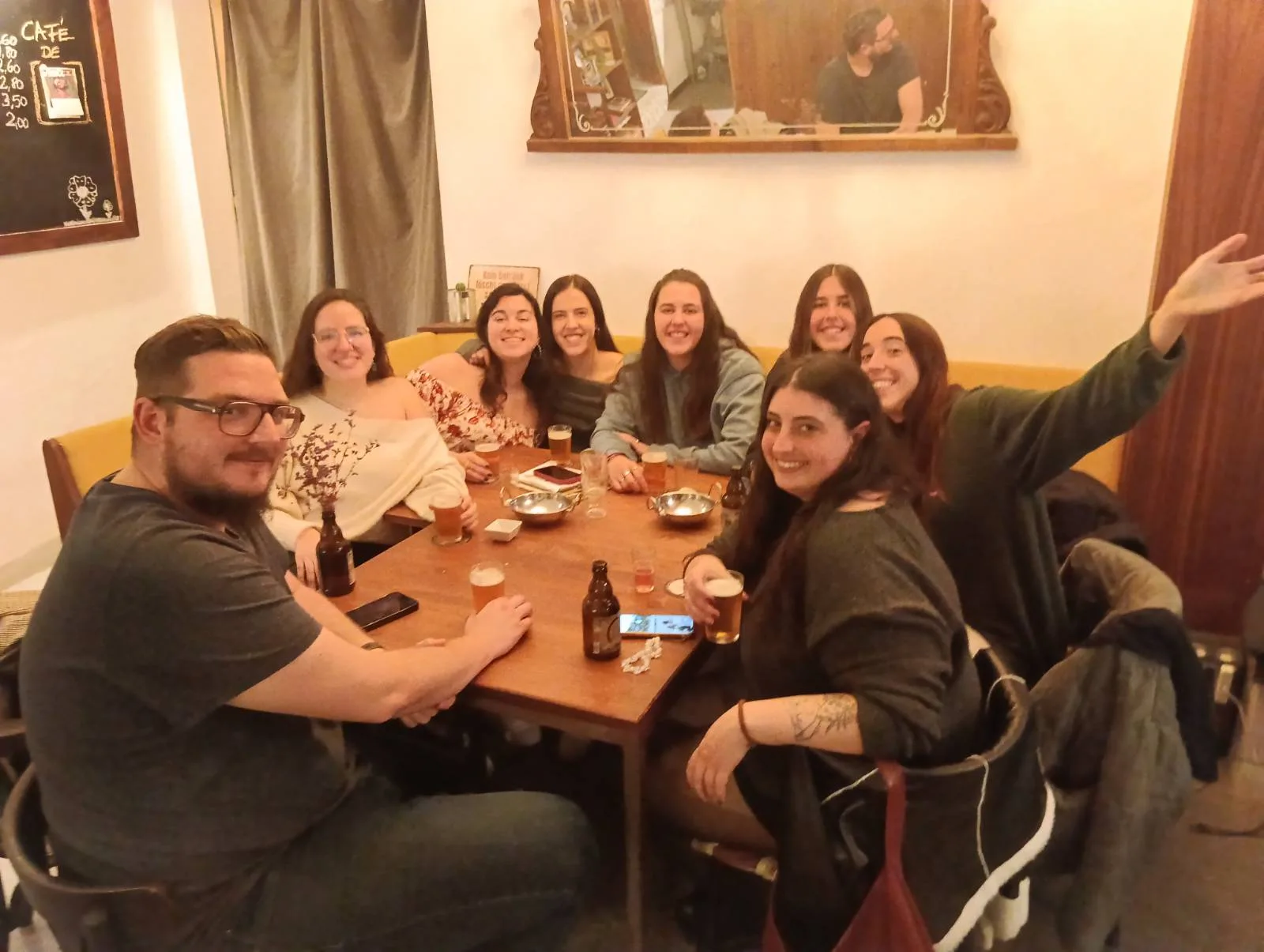 Grupo disfrutando de una cata guiada en FORASTERA Brewery Alaró Mallorca
