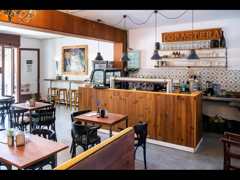 Interior del taproom de FORASTERA Craft Beer en Alaró, Mallorca