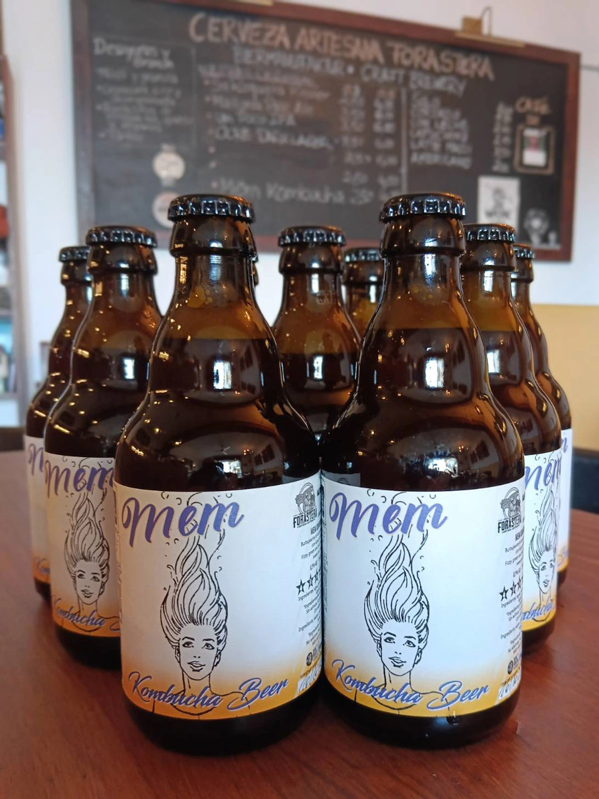 Botellas de MEM Raw Kombucha artesanal elaborado en Mallorca